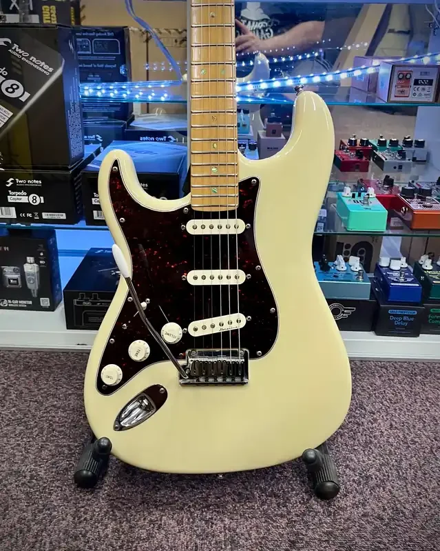 Fender USA Stratocaster – Vintage White (DZ0261559)