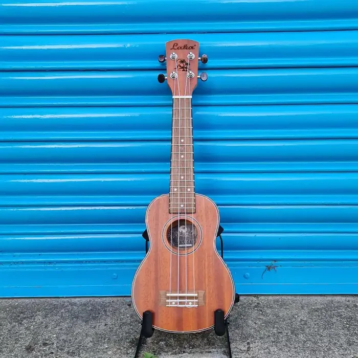 Laka – VUS40 Soprano Ukulele (w/ Gigbag)