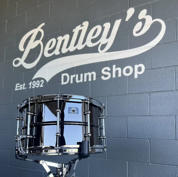 Ludwig LU0814C Universal 8×14 ” Black Nickel over Brass Snare Drum with Chrome Hardware