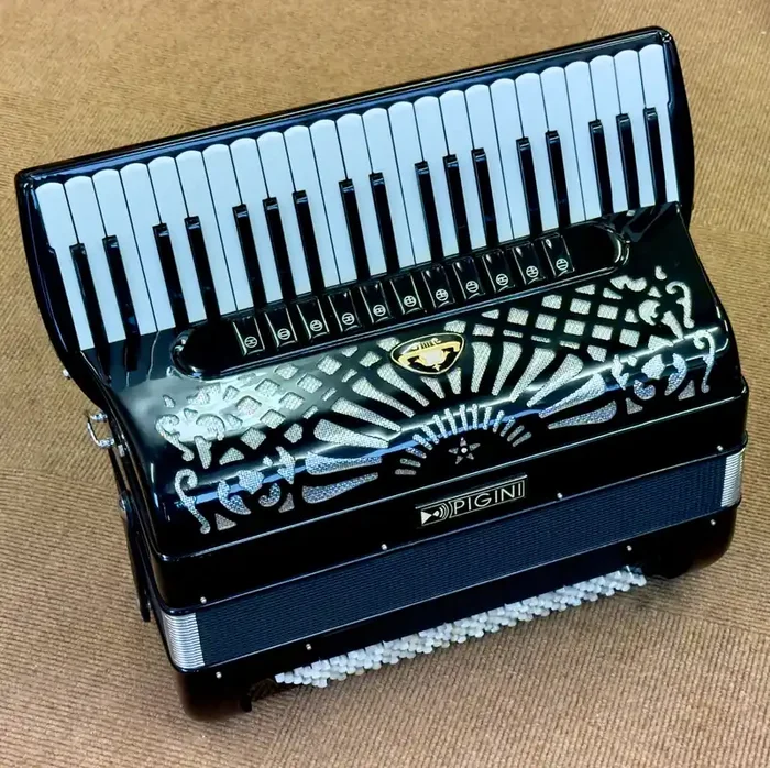 Pigini P118 4 voice musette 120 bass piano accordion – second hand