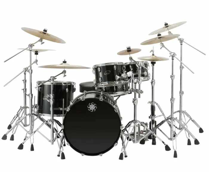 Sakae Evolved Maple 22″ 4-Piece Shell Pack in Real Black with Double Tom Stand