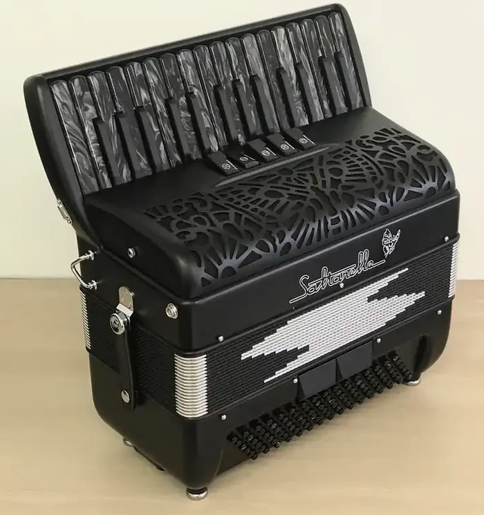 Saltarelle Impulse piano accordion, 96 bass 30 key