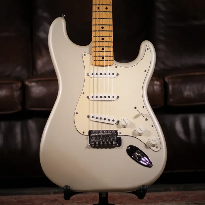 USED – Fender 60th Strat Blizzard Pearl